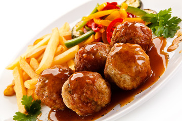Roast meatballs, chips and vegetables 