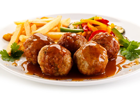 Roast meatballs, chips and vegetables 