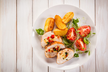 Stuffed chicken fillets and vegetables 