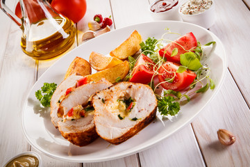 Stuffed chicken fillets and vegetables 