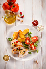 Stuffed chicken fillets and vegetables 