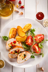 Stuffed chicken fillets and vegetables 
