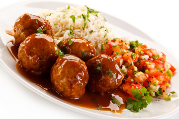 Roasted meatballs, rice and vegetables 