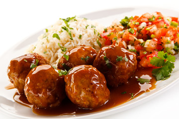Roasted meatballs, rice and vegetables 
