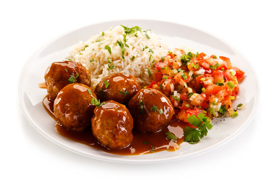 Roasted meatballs, rice and vegetables 