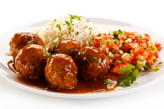 Roasted meatballs, rice and vegetables 