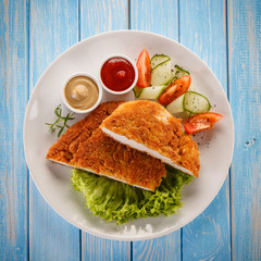 Fried pork chop and vegetable salad 
