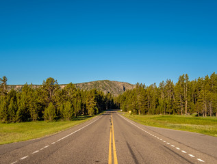 Fototapeta premium Highway in Yellowstone National Park