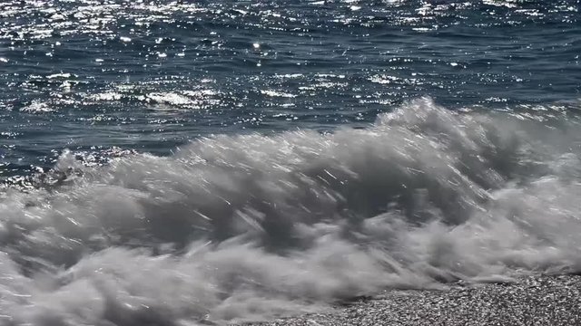 Oda di mare si infranse in un mar elucente