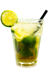 Caipirinha caipirina cocktail isoliert freigestellt auf weißen Hintergrund, Freisteller
