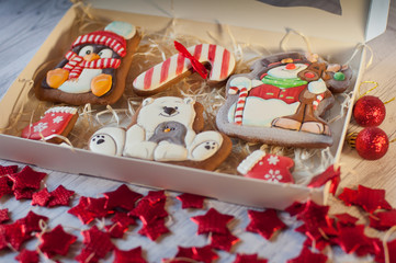 Fototapeta na wymiar Christmas gingerbread cookie figures in box on table