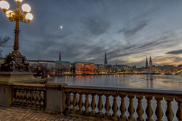 Fototapeta na wymiar nightly panorama over the lake Alster into the city of Hamburg Germany