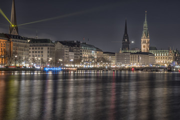 Fototapeta na wymiar nightly panorama over the lake Alster into the city of Hamburg Germany