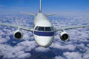 Samolot paseażerski lecący nad chmurami, duże zbliżenie kabiny - obrazy, fototapety, plakaty