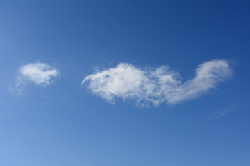   青空と雲「空想・雲のモンスターたち」（挨拶をする、二人で話す、出くわす、出会い、会うなどのイメージ）
