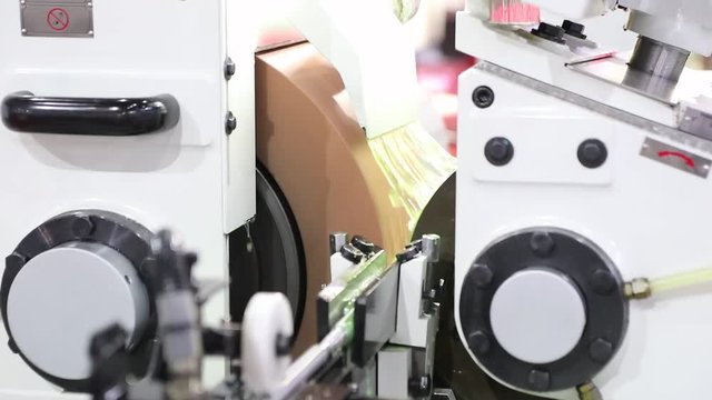 Centerless grinding machine operate with flow fo coolant