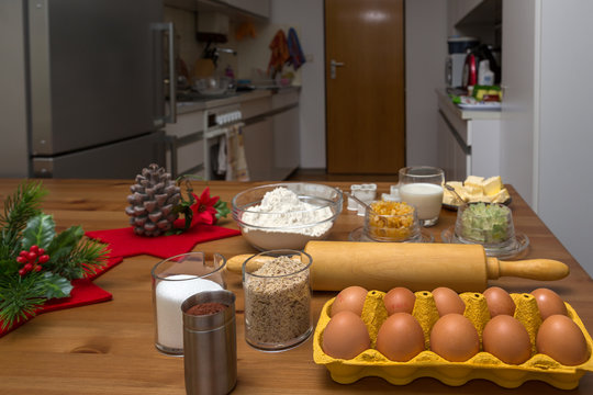 Tisch voller Zutaten für Weihnachtskekse, mit Blick in die Küche