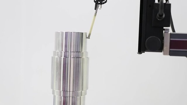 Roundess tester machine inspect a part