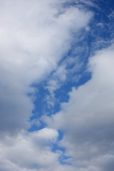 青空と雲「空想・雲のモンスターたち」（隙間に、間隙を縫う、間に挟まれて、心の隙間などのイメージ）