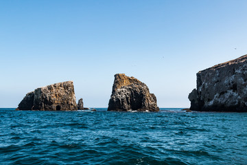 Eine Gruppierung von vulkanischen Felsformationen auf East Anacapa Island im Channel Islands National Park vor der Küste von Ventura, Kalifornien.