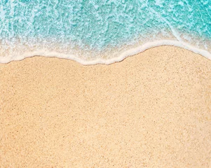 Sea Beach und sanfte Welle des blauen Ozeans. Sommertag und Hintergrund des sandigen Strandes. Kopieren Sie Platz für Sommerferien oder Geschäftsreisen. . © nataliazakharova