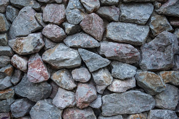 Many natural stones are combined.