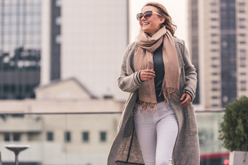 Obraz premium Beautiful girl in the city