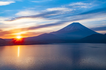 富士山と日の出、山梨県本栖湖にて