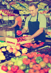 Seller is offering red tomatos