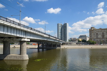 Obraz premium Summer view of Novoarbatsky bridge and the building of the Moscow Government, Moscow, Russia