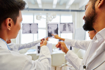 Gruppe Radiologen analysieren Röntgenbilder