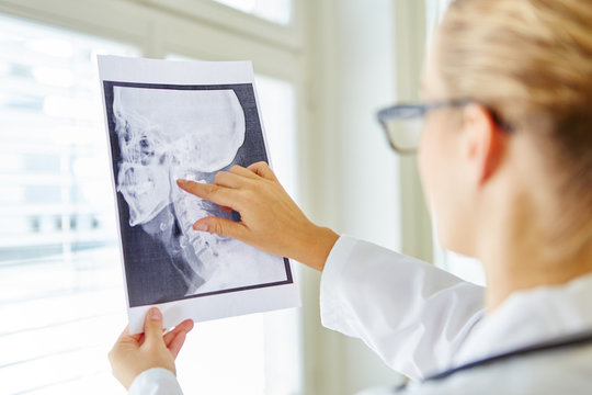 Ärztin analysiert ein Röntgenbild vom Kiefer