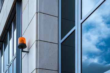 Geb&auml;ude Fassade mit Signalleuchte 