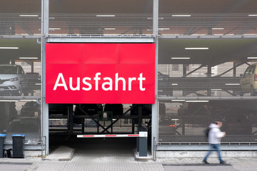 Parkhaus Ausfahrt mit Schranke © MATTHIAS  BUEHNER