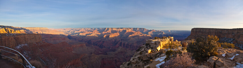 Aufnahme auf den Grand Canyon vom South Rim im Winter mit Schnee bei klarem Himmel mit Wolkenschleiern fotografiert von oben  abends  bei tief stehender Sonne im Januar 2013