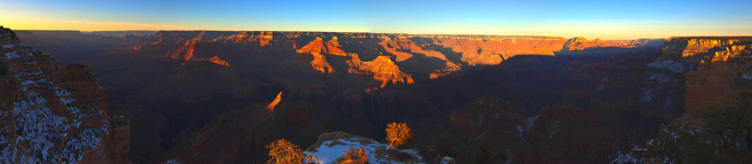 Aufnahme auf den Grand Canyon vom South Rim im Winter mit Schnee bei klarem Himmel mit...