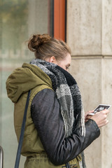 Eine junge Frau mit einem Ultraschalbild in der Hand