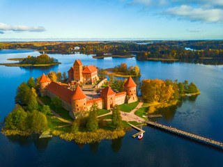 Beautiful drone landscape image of Trakai castle - obrazy, fototapety, plakaty