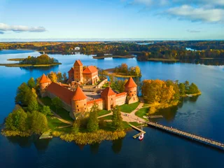 Fototapeten Schönes Drohnenlandschaftsbild der Burg Trakai © lukjonis
