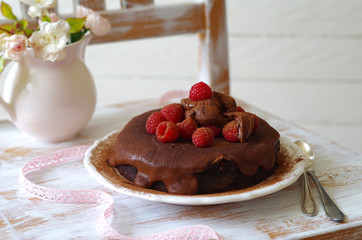 Schokoladenkuchen mit Schokoladen-Cremeguss und Himbeeren