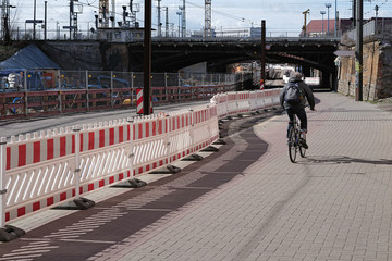 Fahrradfahrer an einer Baustellenabsperrung an der Baustelle des City-Tunnels in Magdeburg