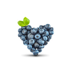 Blaubeeren in Herzform, isoliert