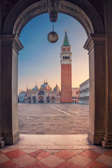 Venetië. Stadsbeeld van het San Marcoplein in Venetië tijdens zonsopgang.