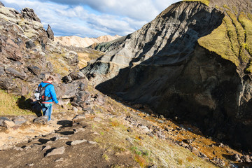 Fototapeta premium tourist hikes to gorge in Landmannalaugar area