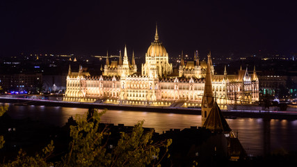 Fototapeta premium Night view of the hungarian parliament in Budapest, Hungary.
