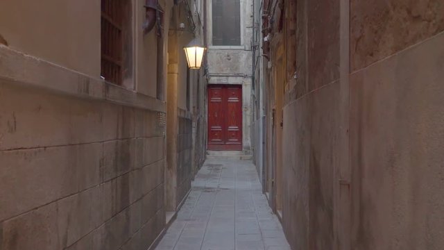 14865_The_big_red_door_of_the_apartment_building_in_Venice_Italy.mov