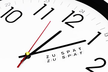 Zu spät Symbol auf Uhr