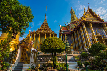 Obraz premium Royal grand palace temple golden pagoda