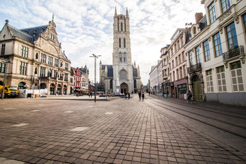 Obraz premium GHENT, BELGIA - listopada 2017: Architektura centrum Gandawy. Gandawa to średniowieczne miasto i punkt turystyczny w Belgii.