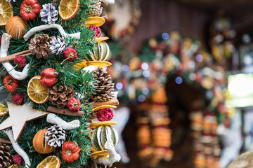 Obraz premium Christmas dry fruits decorations at a Christmas market